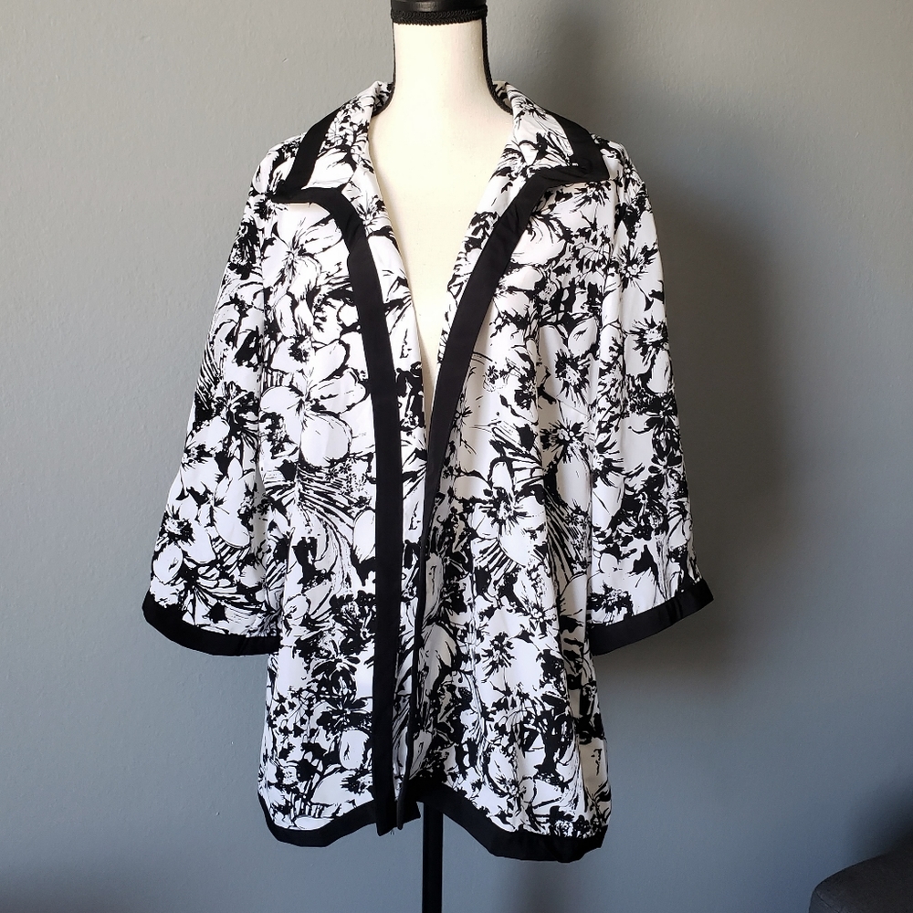 VTG Black & White Hibiscus Print Kimono | Duster